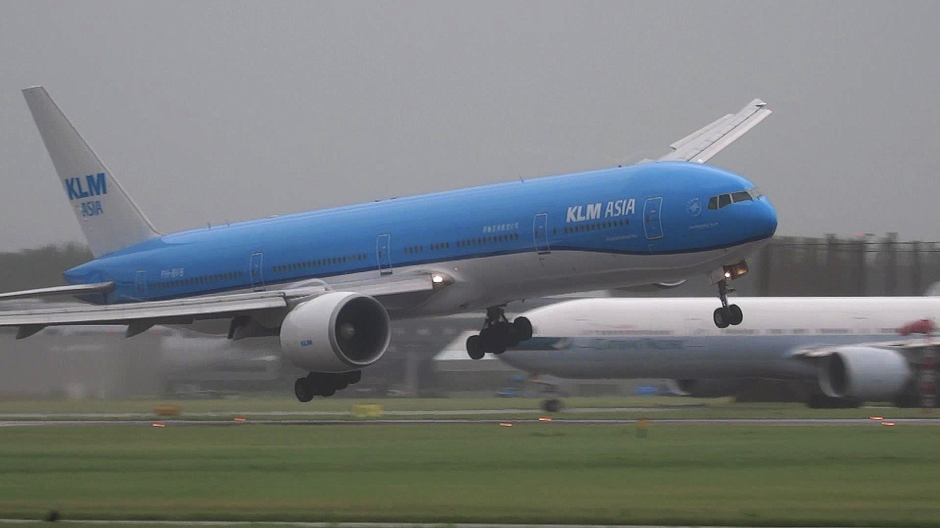 KLM pilot landing a Boeing 777